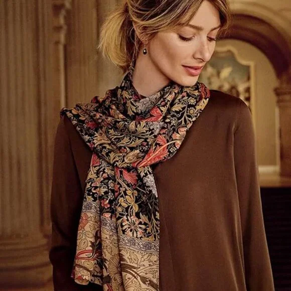 Metropolitan Museum of Art William Morris Silk Scarf "Compton" - Picture 11 of 12